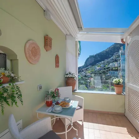 - Lauro Amalfi